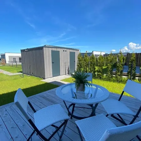 Namelis Prie Juros Su Privaciu Kiemeliu