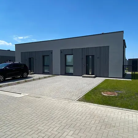 Namelis Prie Juros Su Privaciu Kiemeliu *