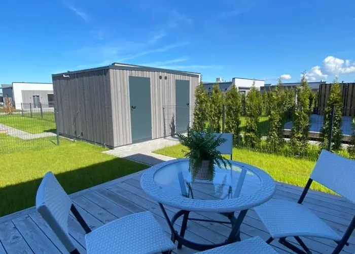 Namelis Prie Juros Su Privaciu Kiemeliu