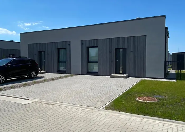 Namelis Prie Juros Su Privaciu Kiemeliu *